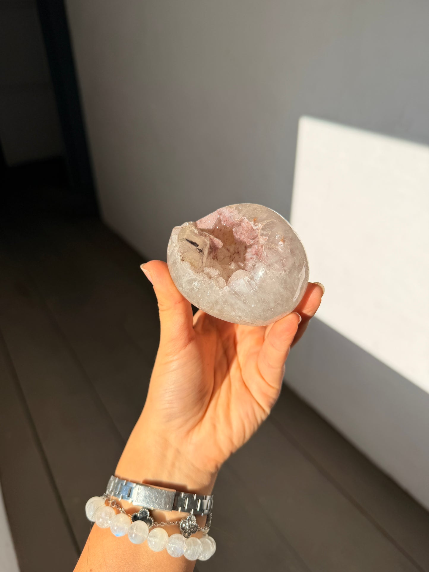 Mini quartz pinky geode