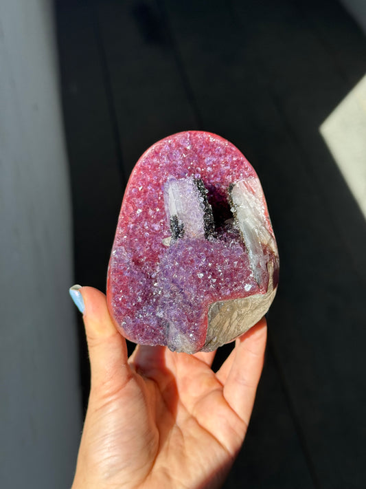 Red amethyst calcite formation