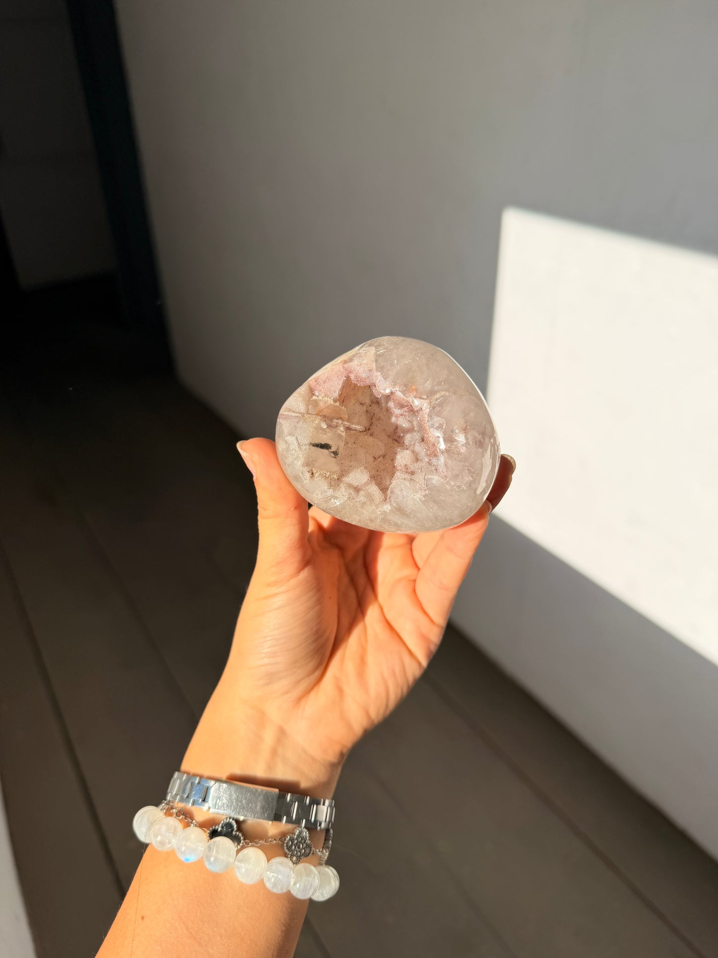 Mini quartz pinky geode