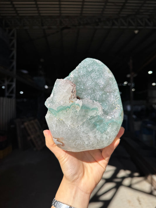 Big green quartz specimen piece