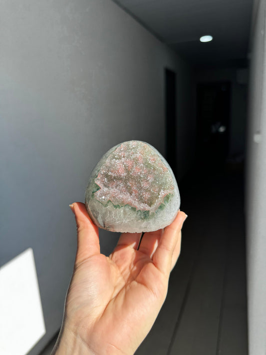 Green rainbow quartz cut base